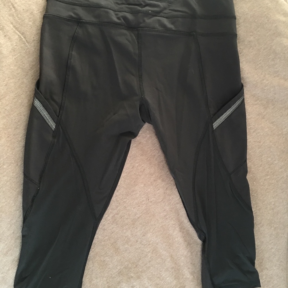 Lululemon Cropped Black Leggings Size 6